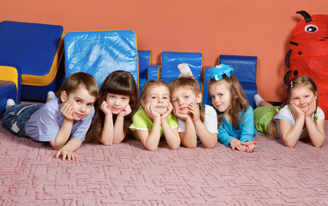 Bambini sul pavimento della loro camera